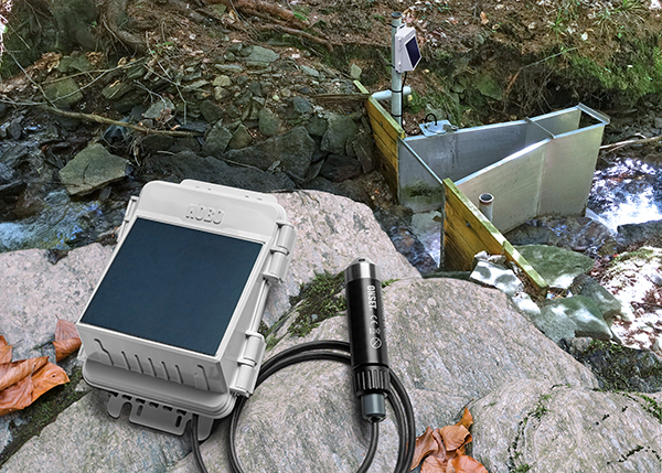 Cloud-basierte HOBO® MicroRX Wasserstands- und Durchflussüberwachungsstation.